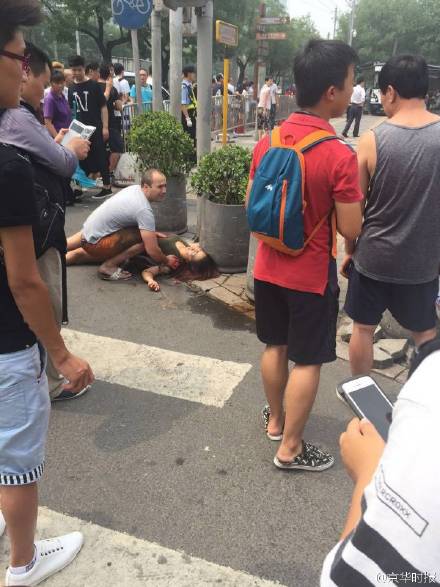 �����ڱ������������¿��ſڿ���Ů��