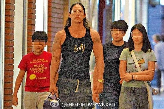 蒋友柏与儿女现身街头