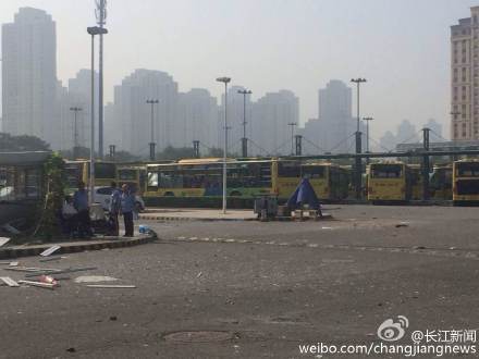 爆炸现场附近的公交车站。