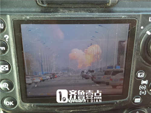 爆炸现场升起火光