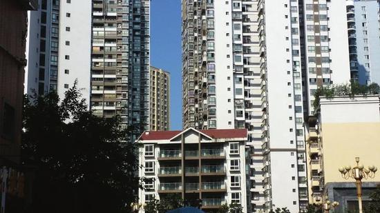 金龙大道上闲置七年的“烂尾楼”