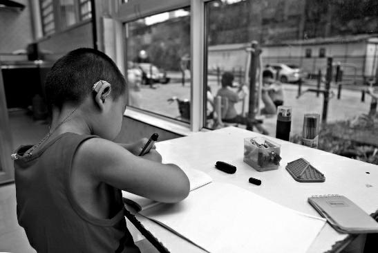 听障儿恢复训练遇广场舞 大妈:正常人也受不了