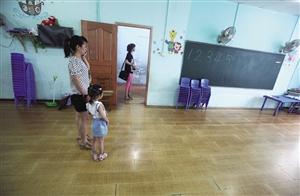 8月13日，高新区小卡拉家政服务部，仍有家长带着孩子来“上学”