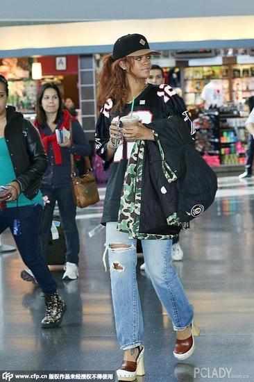 蕾哈娜穿迷彩外套机场LOOK2