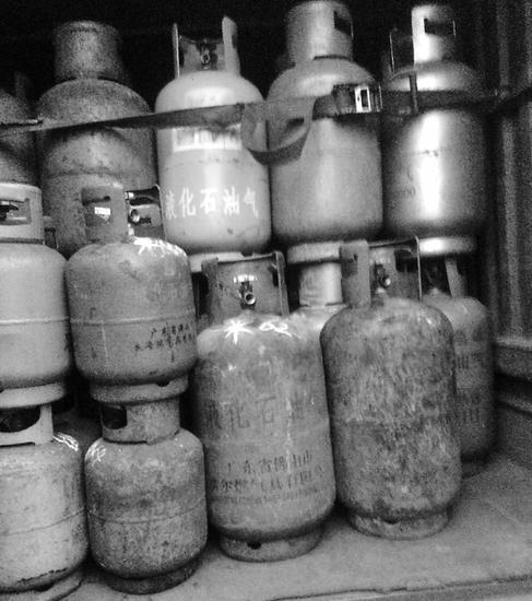 厚街一正规燃气公司偷卖黑气 缺斤少两短秤5斤