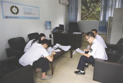 8月12日,郫县卫计局的工作人员在同力医院检查