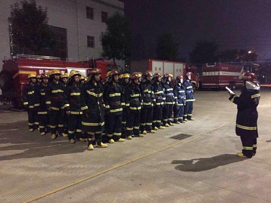 河北221名消防官兵连夜驰援天津 增援37部消
