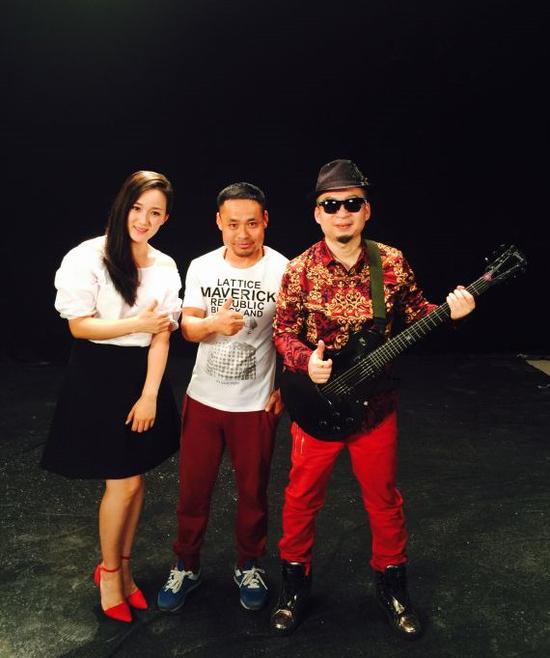 龙梅子拍摄《少年梦》MV 老猫秀吉他助阵