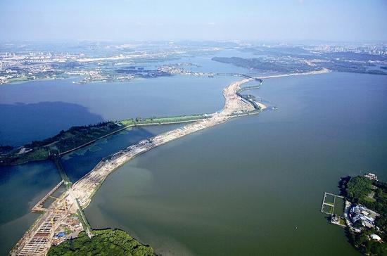 图为：500米高空俯瞰东湖通道工程