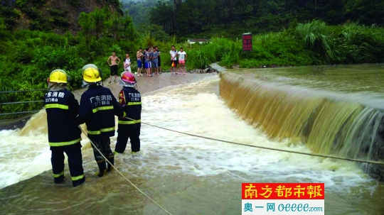 ↑河水暴涨,洪水漫过河堤,野泳的人被逼退到对岸等待救援。图片由鹤山市公安局提供