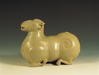 图3，西晋青釉羊形插座,南京博物院藏