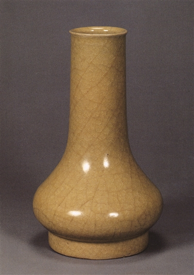 图4，南宋官窑米黄釉长颈瓶，高22厘米，日本收藏