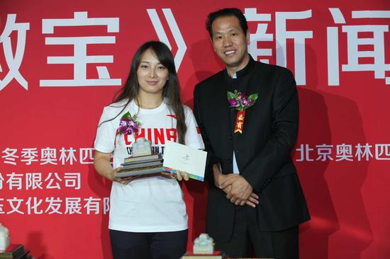 《中国申奥徽宝》雕刻艺术家王希伟代表出品方向北京奥申委赠送了编号001的申奥徽宝一尊