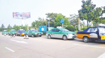 洛阳机场出租不打表乱收费 敌视外来司机