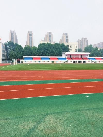 郑州九中“闭门谢客”,运动场上空无一人。