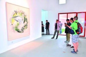 与冷清的市场形成鲜明反差的是,几乎每隔一段时间,北京就有画廊推出开馆展。