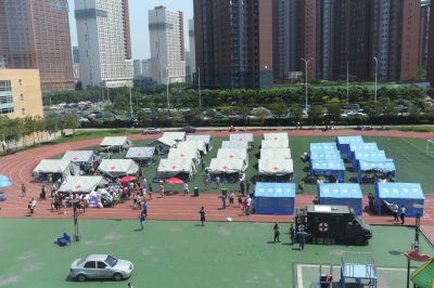 泰达开发区第二小学成为临时安置点，受灾市民正在此处休息。京华时报记者 谭青 摄