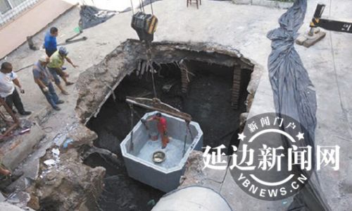延吉一小区院惊现20平方米巨坑 系业主在建化