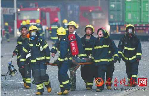 截至14日凌晨2点,天津爆炸事故已致50人遇难,包括17名消防官兵。