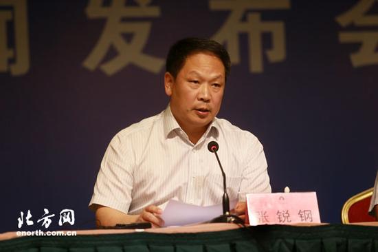 滨海新区常务副区长张锐钢介绍群众安置情况
