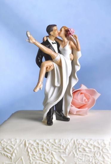 对于蛋糕上面的新人装饰，女神系你可以玩玩浪漫选择这款