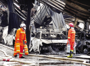 奋战在滨海新区危险品仓库爆炸现场一线的消防官兵