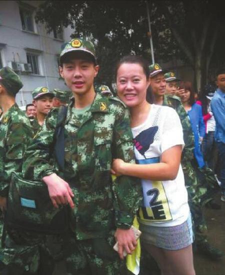 袁海参军时,和他姐姐的合影