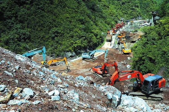 　　8月13日，在山阳县中村镇烟家沟村山体滑坡垮塌现场，来自武警部队、公安消防、地方应急救援队等单位的抢险救援人员继续坚守岗位，他们与时间赛跑，全力以赴做好次生地质灾害隐患排查和被埋压人员的应急救援工作。 本报记者 母家亮摄