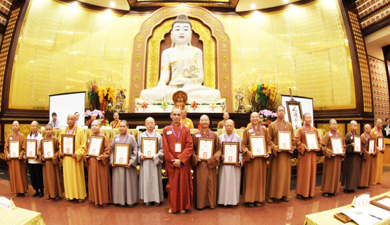 由200多个佛教团体组成的中华人间佛教联合总会于金光明寺成立