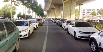 郑州沙口路200米车道停满车 路旁停车场内仅9辆