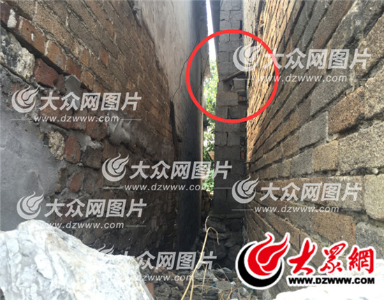 犯罪嫌疑人张某就是顺着两家之间的夹道,掀开瓦片,进入郭某家中