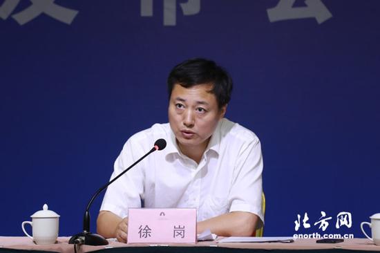 共青团天津市委书记徐岗介绍青年志愿者参与事故救援的情况