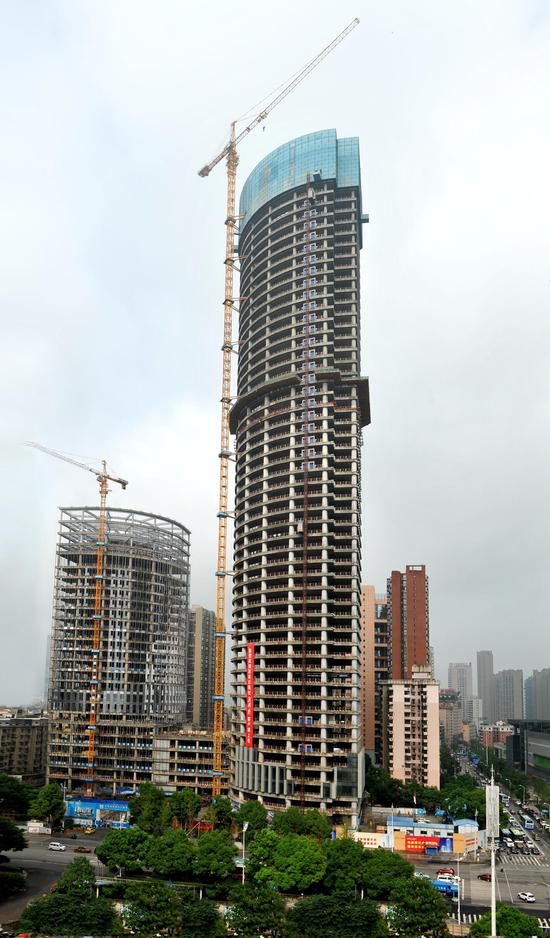8月15日上午，湖南日报传媒中心大楼喜封金顶。        湖南日报记者  谷一均 摄