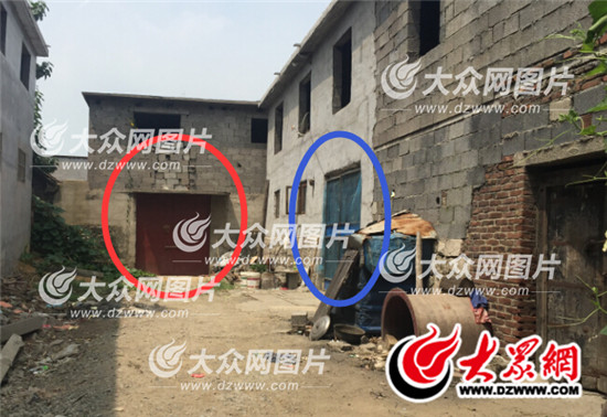 图中红色大门位置为死者郭某的家,隔壁蓝色的地方为犯罪嫌疑人张某的家