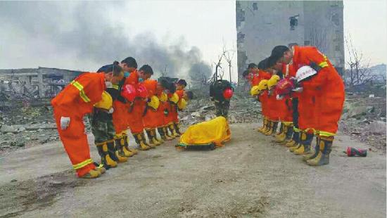 4日17时38分，救援者为一位遇难消防战士举行遗体告别仪式。