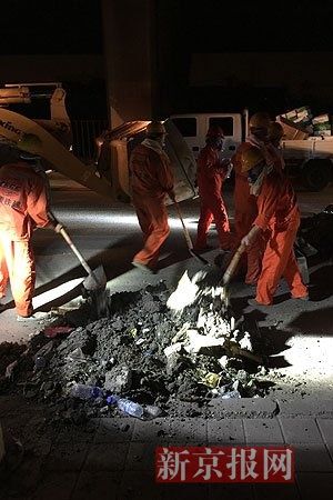 救援人员封堵下水道口