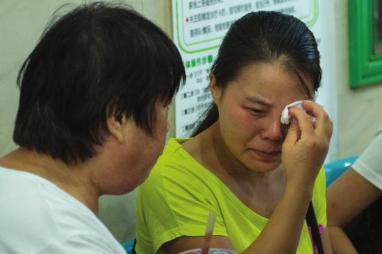 8月14日，湖南省儿童医院，飞飞（化名）的妈妈正在焦急等候。图/记者谢长贵