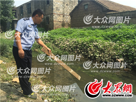 14日上午,大众网记者跟随罗庄警方来到事发地现场,民警告诉记者,这条小河沟就是发现死者郭某的地方