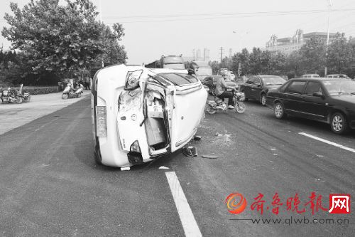 长城越野车被吊车撞翻，驾驶员被送往医院救治。