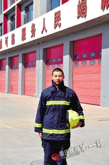 截至昨日15时，天津滨海爆炸事故共造成56人死亡，包括消防人员21人，其中就有一名重庆籍消防战士杨钢。