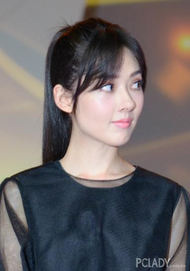 郭碧婷将及腰的长发扎起高马尾,也是嫩的不要不要的,短刘海中分的