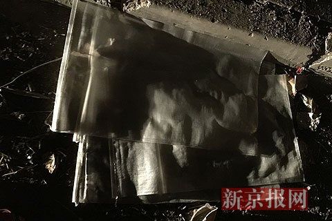 封堵下水道口的编织网。