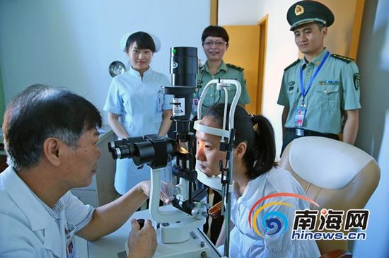 8月14日,海南省征兵办在187医院,组织全省网上初选通过、初审初检合格的164名应征女青年进行了体格复检。(海南日报报业集团全媒体中心记者张茂摄)
