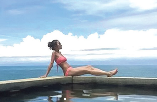 Chloe穿着比基尼置身蓝天白云下