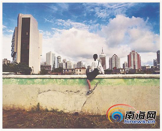 ⬆翁奋的当代艺术作品《骑墙》系列。一个女孩骑在一堵墙上,从远处观望一座城市的诞生,背后是对中国城市发展的深入思考。