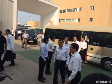 李克强看望安置点群众