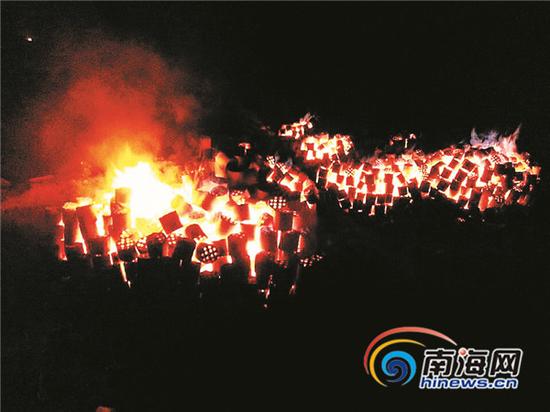 ⬆2014年艺术家马杰在海口郊外点燃他买来的一堆煤。马杰说,已燃烧、正在燃烧、未燃烧的煤,在形态上不会发生变化。