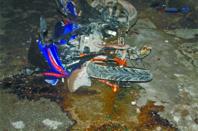 酒驾撞人逃逸自己翻车 司机哀叹:报应来得快