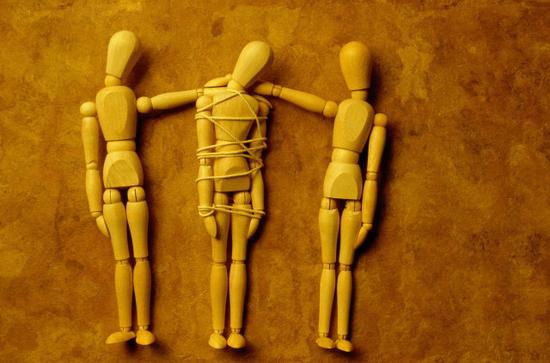 男子怀疑妻子有外遇 将其带至情敌身边观察举