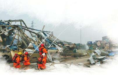 8月15日，消防队员穿着防化服在现场作业。